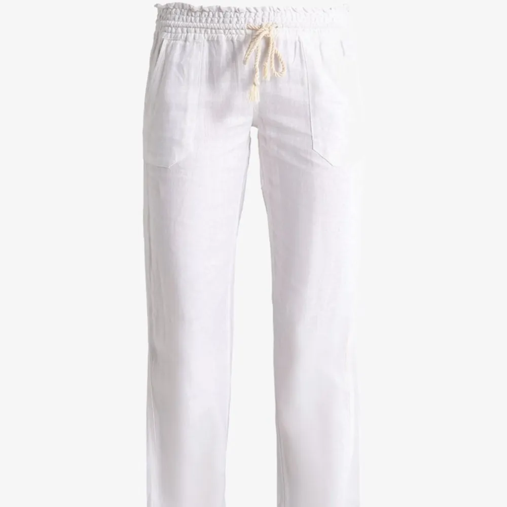 Intressekoll på dessa vita linnebyxor från roxy i storlek s. Då jag ej användt dem och har inget behov av dem just nu!💓. Jeans & Byxor.