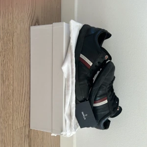 Moncler skor - Ett par svarta moncler skor kondition 7/10 