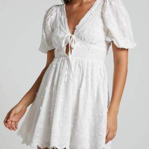 Helt oanvänd jättefin vit klänning från Showpo som passar perfekt till studenten! Säljer då den är för stor för mig. Ordinarie pris inklusive frakt och tullavgift runt 1200kr