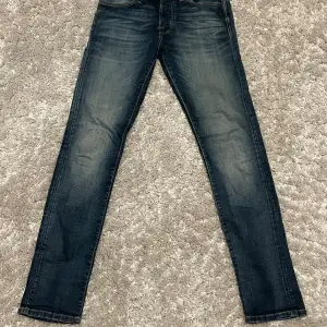 Mörkblå med inslag av vita jeans från Jack and Jones i modellen slimm/glenn. Storlek 28/32. Nypris runt 600 och mycket bra skick (9/10 inga defekter).Hör av er vid prisförhandling, fler bilder, mått eller  andra tankar så kommer svar snabbt💫