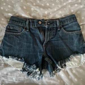 Levis shorts  - Jättefina Levis shorts som tyvärr är för små! W30 och L32 514💕💕 (Skriv för frågor o funderingar) Kan mötas upp i Stockholm!