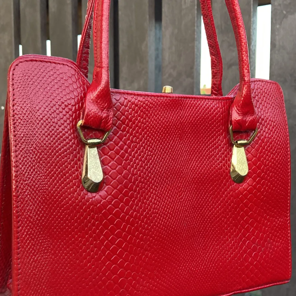 Säljer min ursnygga LBF vintage röd handväska i äkta läder med guld detaljer. Verkligen lyxig i designen! Finns lagom fickor till förvaringsplats! Använt max 3 gånger så är i superbra skick!❤️ Köp direkt för 650kr eller buda!. Väskor.