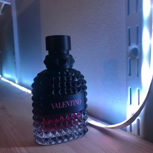 3 ml Valentino uomo bir intense - Mycket god Valentino doft med vanilj och lavendel!🍦Nypris är ca 1000 för 50 ml. Hör av er vid minsta fundering eller fråga!😃