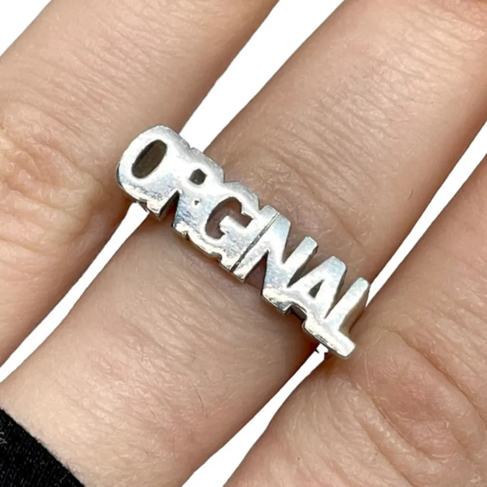 En jättecool och populär ring från l8hasselblad i nyskick! Säljer pågrund av att den är förstor. Storleken syns på bild, cirka 20 mm!. Accessoarer.