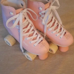 Rullskridskor stl 35 - Superfina rullskridskor i stl 35 Använda några gånger Ord pris 599 kr