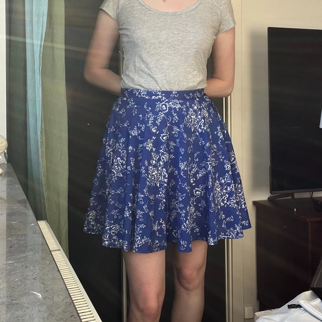 Blå sommarkjol med blommor - 90