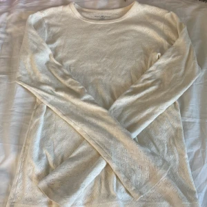 Långärmad tröja - Brandy Melville tröja med söta hjärtan som mönster🫶🏼 bra skick och jätteskön❤️