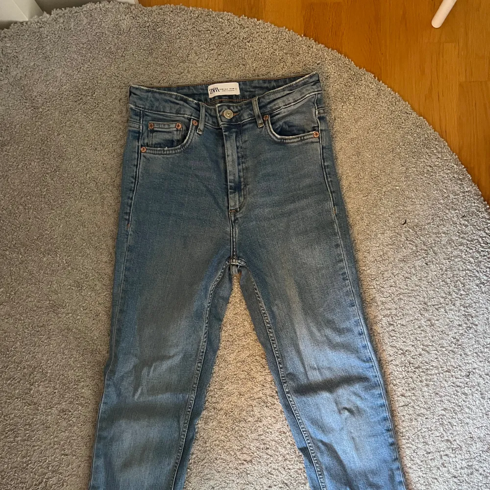 Jeans använda 1 gång. Köpta från zara! Bra skick!. Jeans & Byxor.