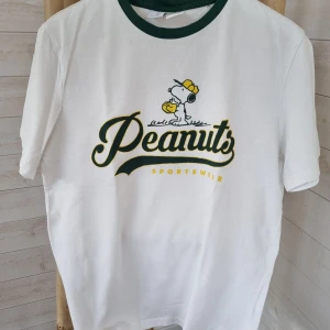 Bershka t-shirt Snobben/Snoopy - T-shirt med Snobben-tryck fram och litet tryck i nacken. Fint använt skick.