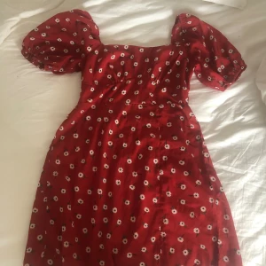 Röd Klänningen  - Röd sommarklänning, lite nopprig runt midjan men annars i jätte fint skick. Säljer för att jag vuxit ur den.   Nypris : 300