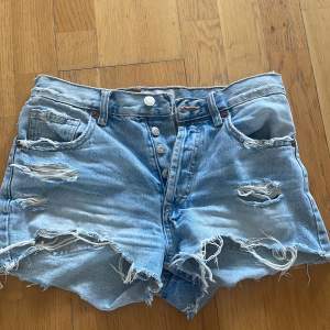 Säljes dessa super fina jeans shorts ifrån zara. Köptes förra sommaren för ungefär 359 kr!. Använd fåtal gånger därav mycket bra skick. Säljer dem för 250!