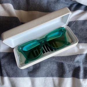 Chimi solglasögon  - Superfina men kommer inte till användning då de inte riktigt är min färg