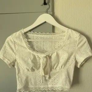 Supersöt t-shirt från SHEIN. Storlek XS. Fina mönster och rosett vid bröstet. Croppad.