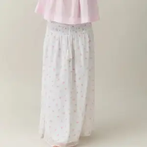 Vit lång kjol från Gina tricot, storlek 158/164 men passar xs/s. Helt ny!!!