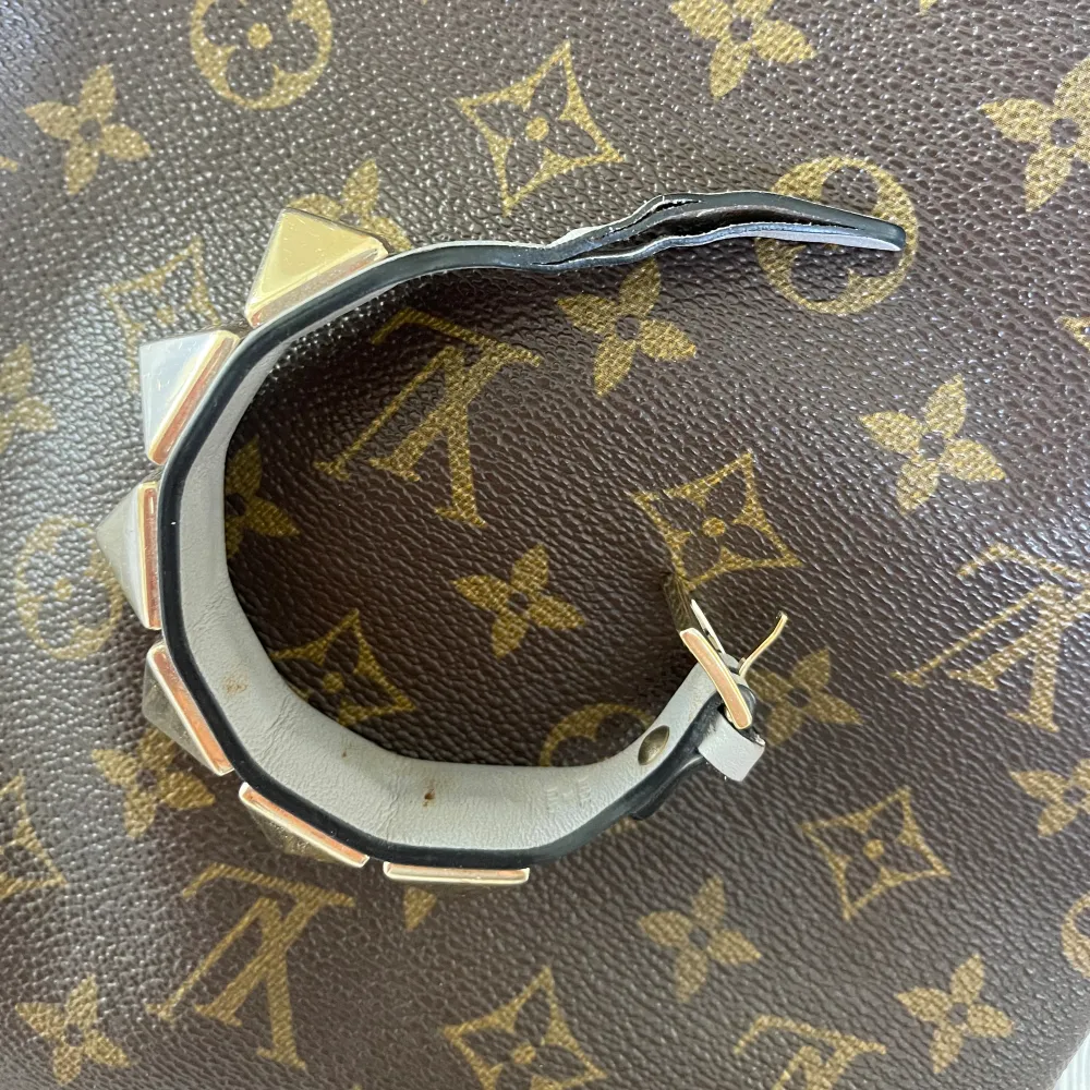 Säljer detta klassiska valentino armbandet i den större modellen. Märkt med Valentino loggan samt ”made in italy ”. Fint skick bortsett från ett slitage i remmen (se bild 5) . Asusteet.