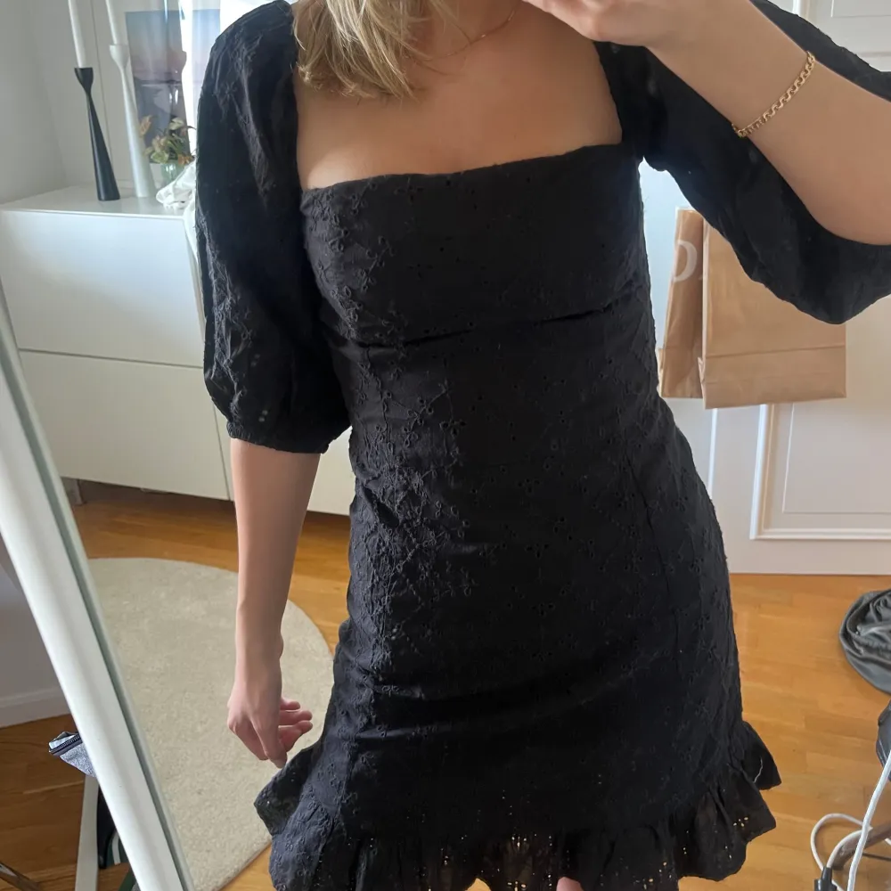Säljer denna söta svarta klänning som är köpt för ca 2 år sen man aldrig kommit till användning. Man kan ha armarna på lite olika sätt beroende på vad man föredrar!🥰. Klänningar.