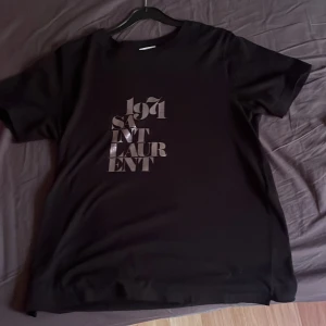 Saint Laurent t-shirt  - Tjena! Säljer nu en rikigt fet saint Laurent t shirt och den är självklart äkta och skicket är 10/10 skriv gärna till mig om ni har några mer frågor eller funderingar! 😃