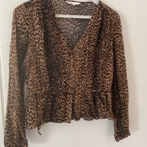 Blus - Stl L. Nyskick. Blus med fina detaljer