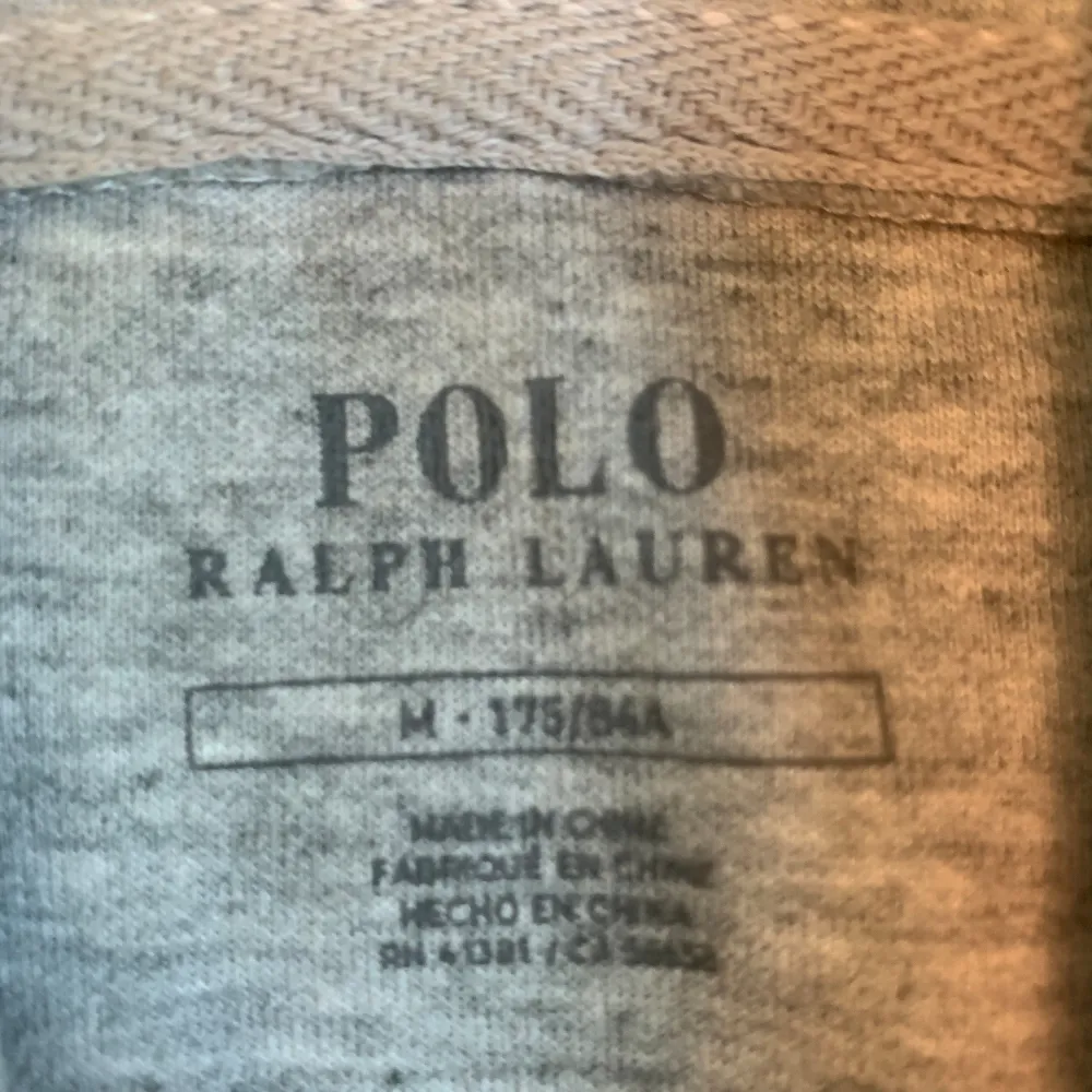 Polo Ralph Lauren hoodie använd några gånger men i bra skick. men den är 1:1 därför priset är så lågt. Hoodies.