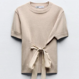 Zara tröja rosett - Så populär tröja som är slutsåld, helt ny och säljer då jag hann ta av prislappen🫶🏼inga defekter! Storlek M men liten i storleken så sitter som S!