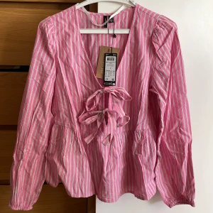 Ny topp med rosetter - Ny trendig blus från Vero Moda, lappar kvar Nypris: 399💞💞 