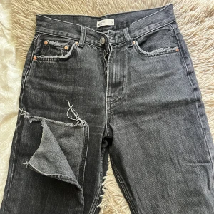 Jeans från Gina Tricot - Tyvärr blivit för stora för mig, väldigt fina dock lite urtvättade i färgen men passformen är den samma. Skriv för fler bilder!!🖤