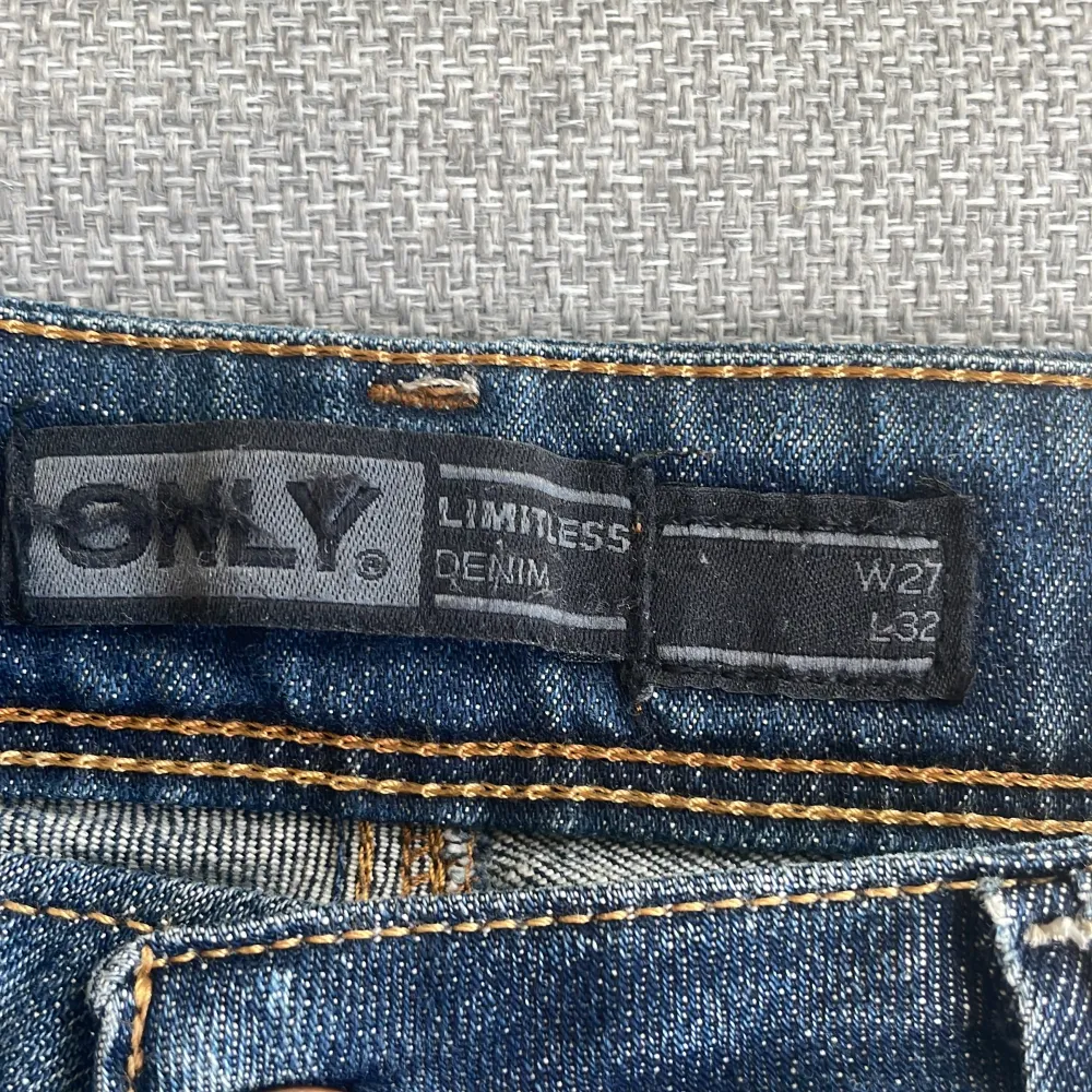 fina lågmidjade jeans, är i storlek W27 och L32. väldigt bra skick.. Jeans & Byxor.