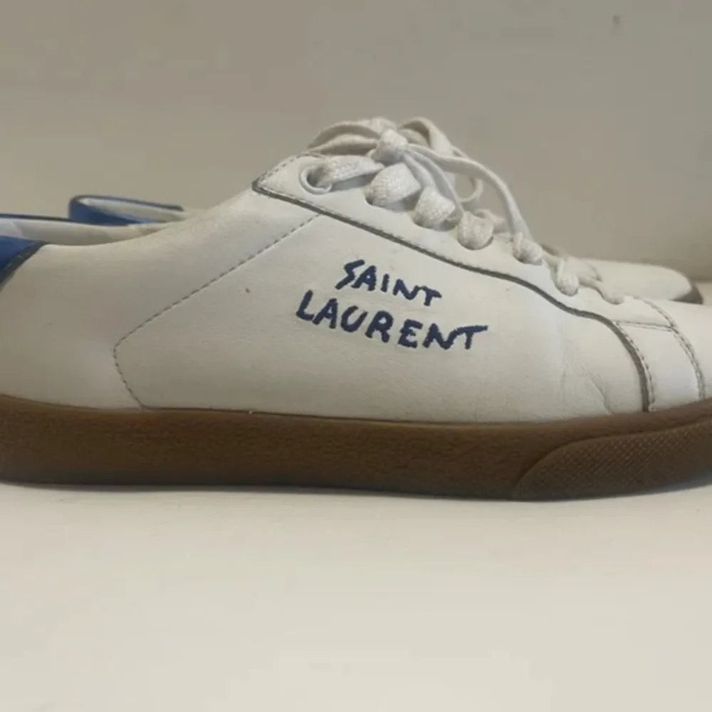 Säljer dessa  Saint Laurent skorna i storlek 40 EU Skicket är 9-10 Priset kan diskuteras . Skor.