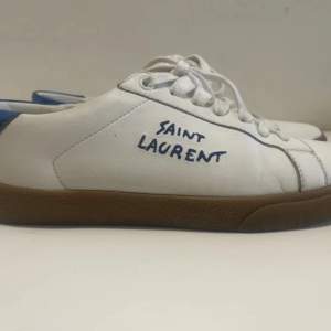Säljer dessa  Saint Laurent skorna i storlek 40 EU Skicket är 9-10 Priset kan diskuteras 