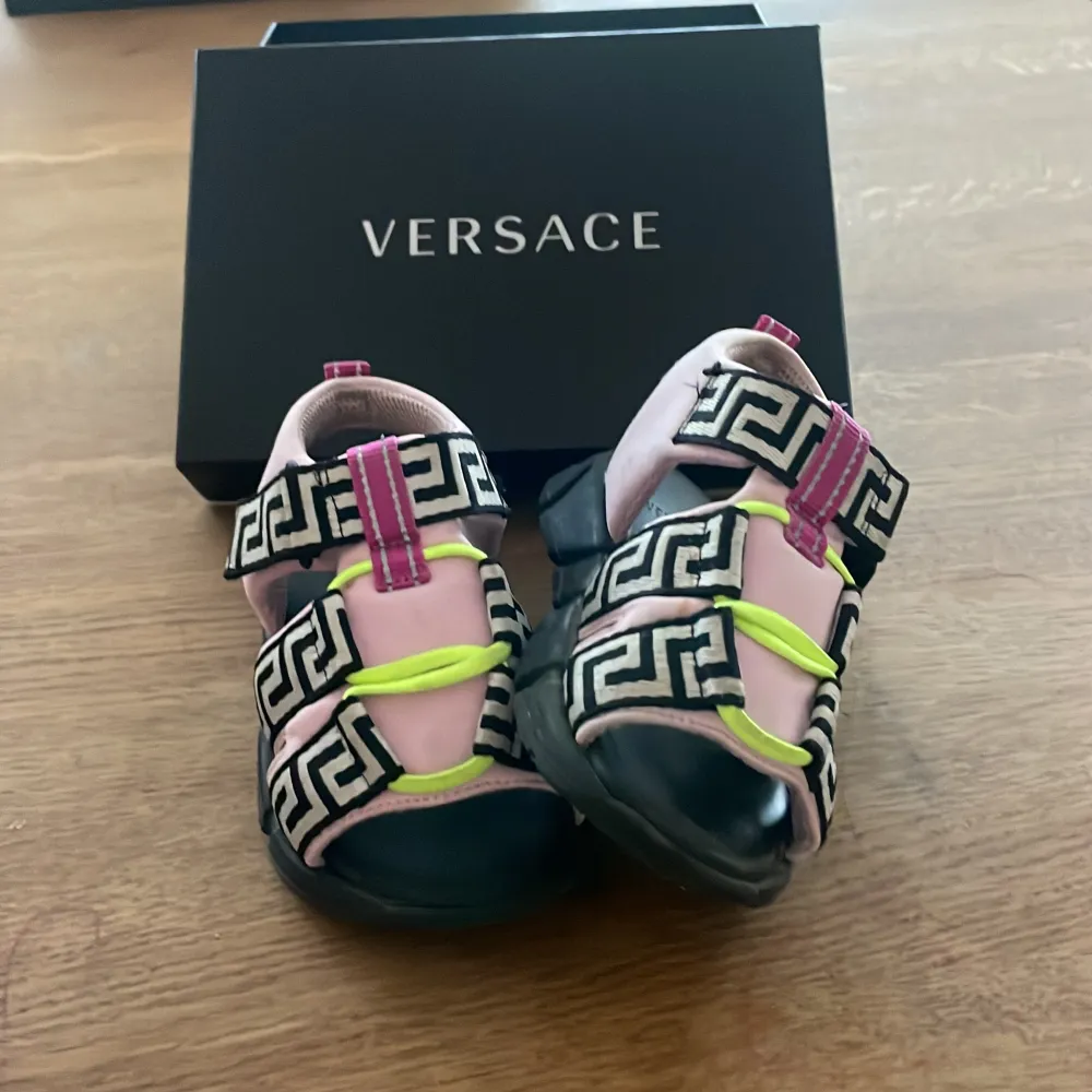 Fina sandaler från märket Versace kommer i sin orginalförpackning använda en sommar. I fint skick men förekommer lite fläckar se bilder . Skor.