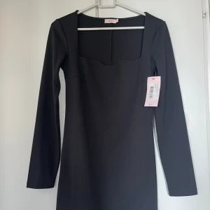 NaKd svart klänning  - En svart klänning från nakd så är jättefin och sitter väldigt bra på, är inte använd alls och har prislappen på i storlek xs:)