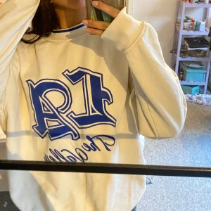 Oversized sweatshirt - Oversized vit sweatshirt med blåa tryck på, jätte bekväm material och den är i väldigt bra skick🩵