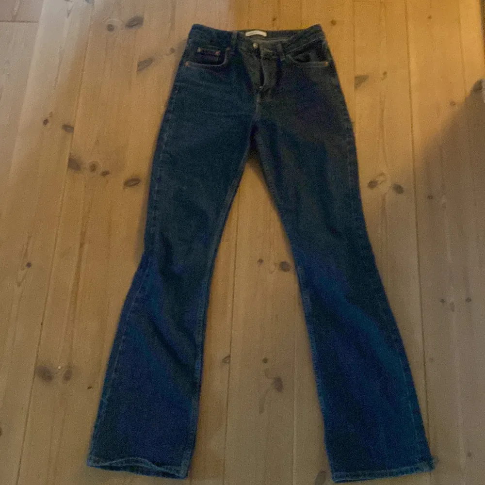 Jätte fina flared jeans från Gina tricot!😻 knappt använda och något högre i midjan! Säljs då dem inte kommer till användning❤️. Jeans & Byxor.