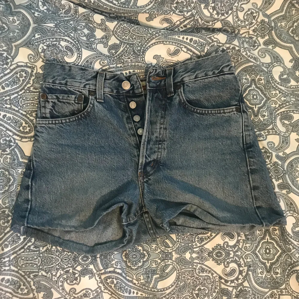 jättesnygga crocker jeansshorts som tyvärr blivit för små. storleken är W28 L34, de är normallånga🌱 jag skulle uppskatta att de är Xs-S. midjemåttet är 68. Shorts.