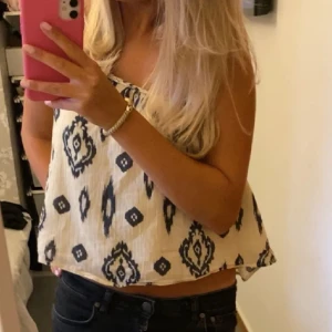 Zara topp - Säljer dena ursnygga toppen !!! Lånade bilder 