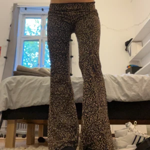 Leopard byxor - Leopardbyxor  Innerbenslängd: 80cm Midjemått: 36cm (mätt rakt över) Materialet är lite Mesch aktigt på utsidan och bomull på insidan av byxorna 