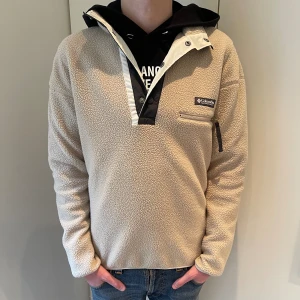 Columbia Fleecejacka - Columbia fleecejacka I storlek S men sitter som M, helt oanvänd. 