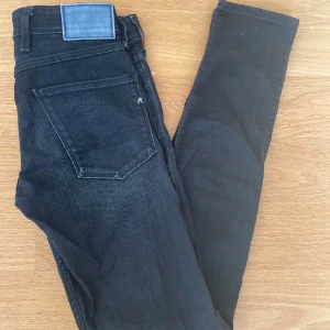 Replay Anbass svart/grå - Replay anbass jeans i strl 27x32, säljes pga för små. 