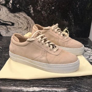 Axel Arigato sneakers Herr / Dam skor - Axel Arigato Sneakers🏖️  - Storlek: 42 - Skick: 8/10 (luktar nytt) - Pris: 1100kr - Nypris: 2600kr - Frakt: ingår📦 (Skickas boxat ink. Arigato-dustbag)  Tveka inte att höra av dig vid minsta frågan!