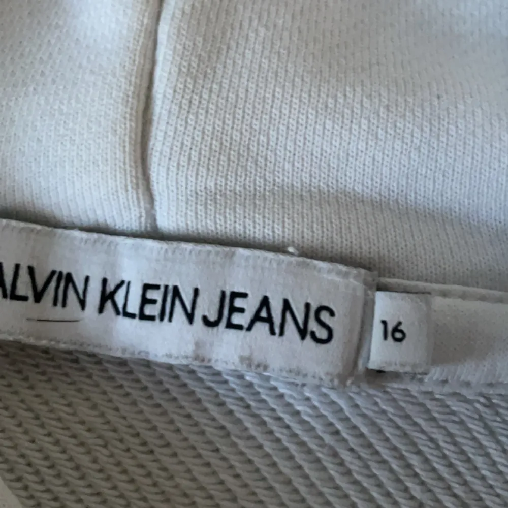 Calvin Klein hoodie i bra skick! Nypris-800 Mitt pris-250💸 Skick-9/10🤩Han på bilden är 172 cm! Vid frågor skriv privat!🤝Bilden blev dålig, kom privat för bättre bild på🙌. Hoodies.