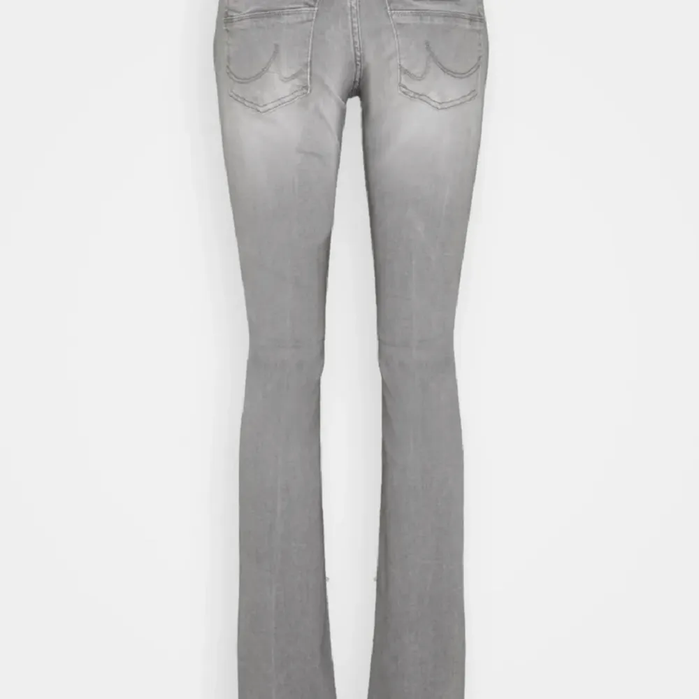 Säljer dessa helt oanvänd superfina jeansen med prislappen kvar💓sjukt eftertraktade och helt slutsålda 🫶🏼. Jeans & Byxor.