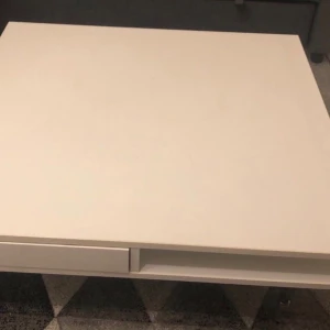 Tv bord och vardagsrums bros  - Kan köpas båda tillsammans för 1500kr  Bara tv bord för 1000kr Vardagsrums bord för 800kr  PRIS KAN DISKUTERAS o