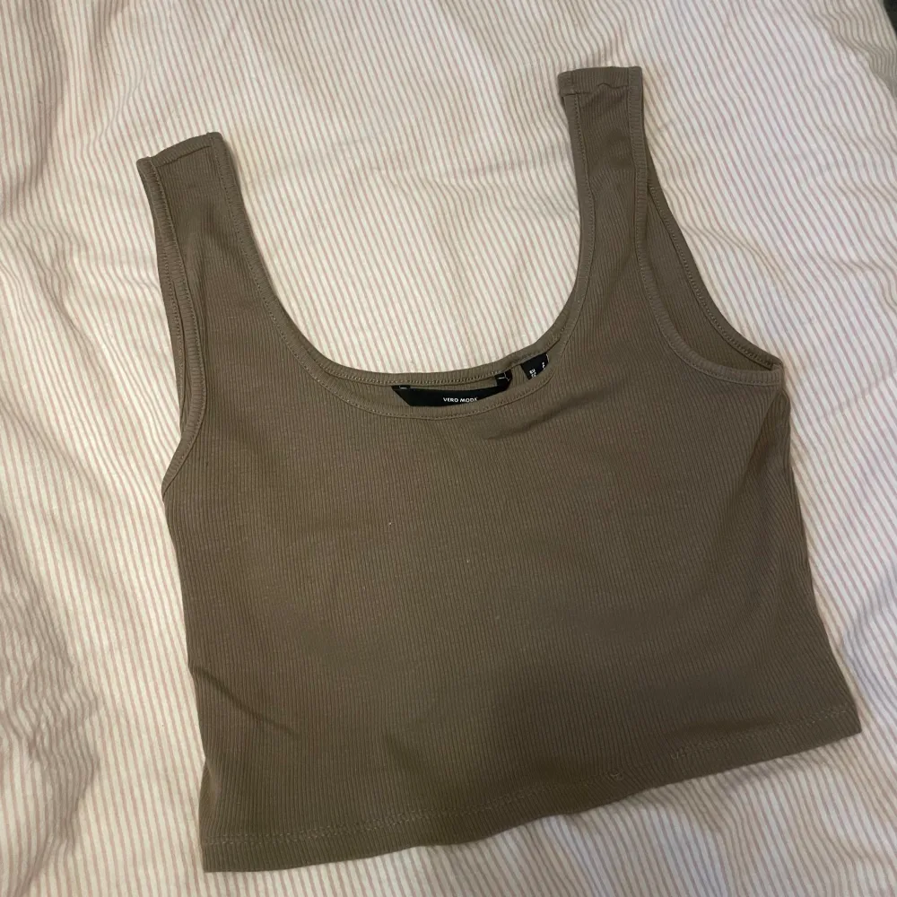 Klädpaket med tre aldrig använda toppar, alla i storlek S. Den bruna är en basic t-shirt från lager, den grå är en mindre t-shirt från Nelly och det grön/bruna linnet från Vero Moda🎀. T-shirts.