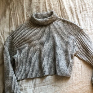 Grå stickad från HM - Storlek M från HM