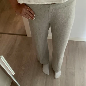 Stickade byxor  - Super sköna stickade byxor! De är i en grå beige färg och perfekta nu till sommaren eller bara hemma💓