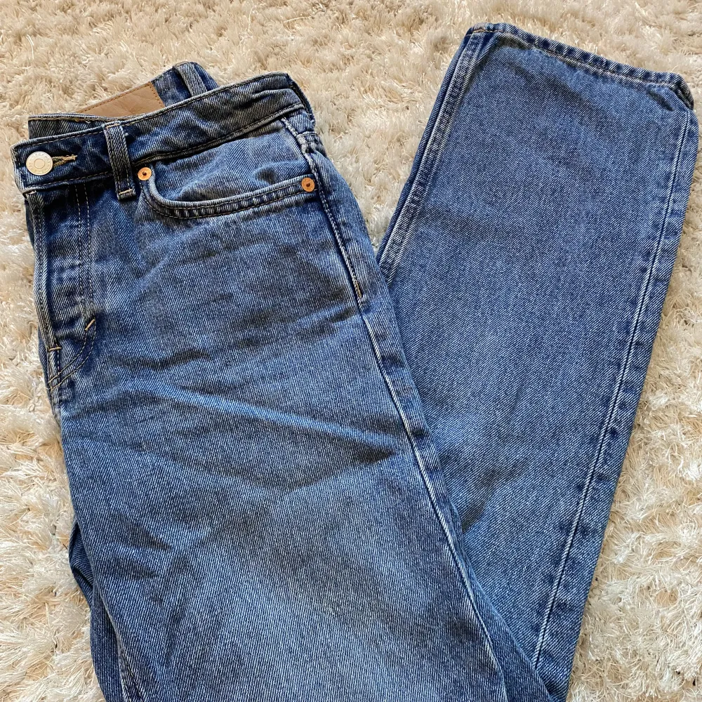 Midwaist straight jeans från Weekday. Använd ett fåtal gånger så i bra skick. Innerbenslängd: 72 cm. Nypris: 590 kr. Hör av dig vid frågor och funderingar!💗. Farkut & Housut.