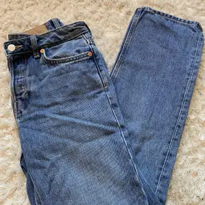 Midwaist straight jeans från Weekday. Använd ett fåtal gånger så i bra skick. Innerbenslängd: 72 cm. Nypris: 590 kr. Hör av dig vid frågor och funderingar!💗