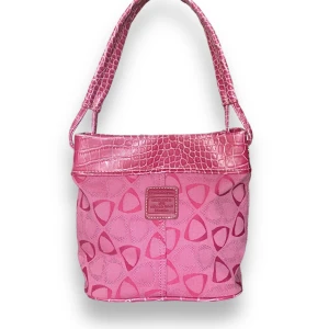 Y2K Axelväska  - Söt ljusrosa y2k-väska i utmärkt skick! Ger Barbie-vibbar! En liten fläck kan ses på 3:e bilden. Från Liz Claiborne. MÅTT: Höjd 19,5 cm, Bredd 26 cm, Underdjup 10 cm