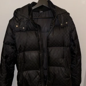 Gucci GG jacka  - Säljer denna grovt sällsynta Gucci jackan. Storlek M. Men passar även S jätte bra! Går även att ta bort armarna så man kan använda den som väst!   Pris kan diskuteras vid snabb affär. 