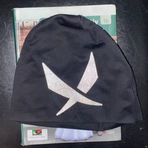 SOC mössa  - Säljer min gamla soc mössa som jag använde under vintern, kanske inte inte bra under denna tidpunkt men perfekt för nästa vinter, inga skador på den. Pris kan diskuteras 